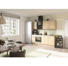 Ljust kök med matbord, stolar och köksdel