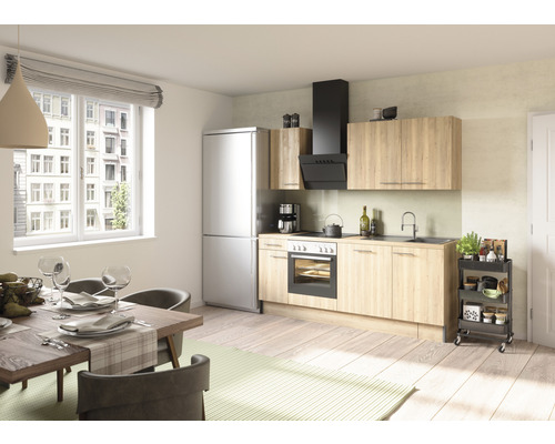 Ljust kök med matbord, stolar och köksdel