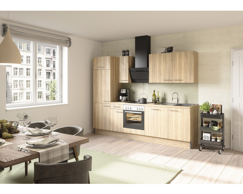 Ljust kök med matbord och köksvagn