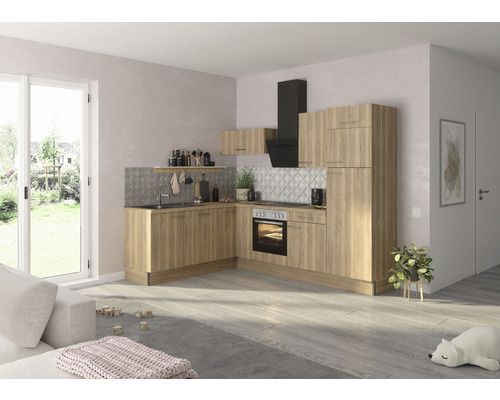 Ljust kök med träelement och fläkt