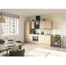 Ljust kök med matbord och stolar i ett modernt inrett rum.