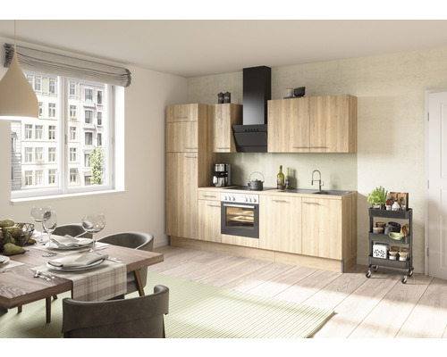 Ljust kök med matbord och stolar i ett modernt inrett rum.