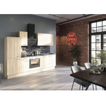 Ljust kök med matbord i modern industriell design