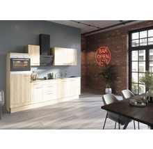 Modernt kök med inbyggnadsugn, fläkt och diskho i ett rum med matbord