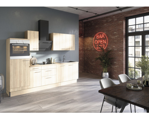 Modernt kök med inbyggnadsugn, fläkt och diskho i ett rum med matbord