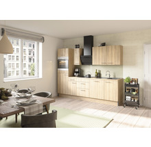 Ljust kök med matbord, stolar och köksvagn