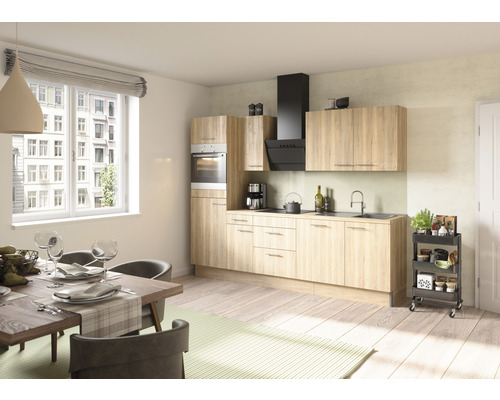 Ljust kök med matbord, stolar och köksvagn