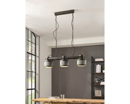 Pendellampa med tre lampor och kedjeupphängning över ett träbord