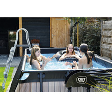 Scen med en rektangulär trädgårdspool, en stege och människor som leker i vattnet