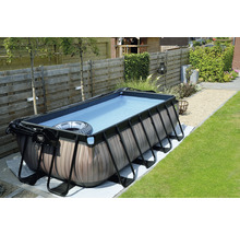 Rektangulär pool med ram i trädgården