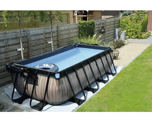 Rektangulär pool med ram i trädgården