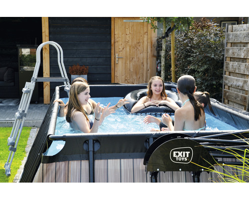 Scen med tonåringar i en rektangulär pool ovan mark med stege och Exit Toys Logo