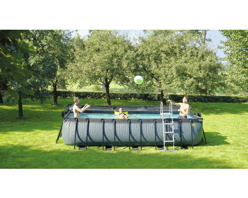 Rektangulär stålramspool i trädgården med lekande människor och en stege