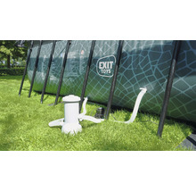 Ovanjordisk pool med filterpump i trädgården