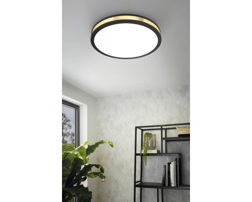 Interiörbild av en rund taklampa med dekorativ ring