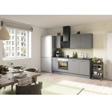 Ljust kök med matbord, stolar, pentry, kylskåp och köksvagn