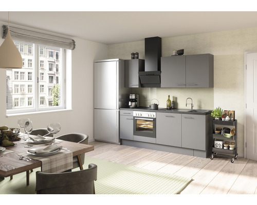 Ljust kök med matbord, stolar, pentry, kylskåp och köksvagn