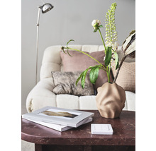 Dekorativt vardagsrum med soffa, bordslampa och bordsdekoration