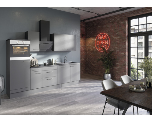 Modernt kök med inbyggnadsugn, fläkt och väggskåp framför en tegelvägg