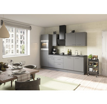 Modernt kök med matbord och stolar i ett ljust rum.