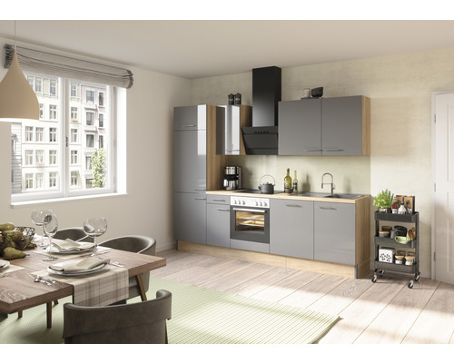 Ljust kök med matbord och stolar