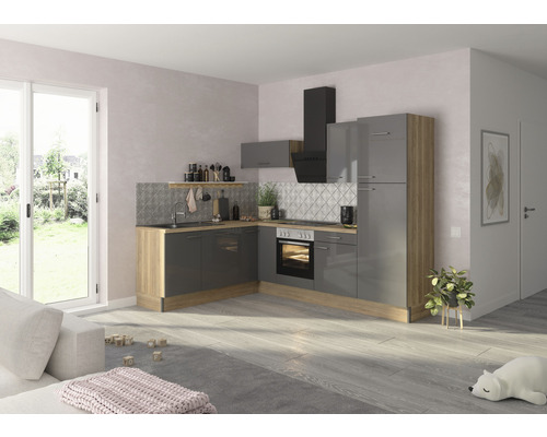 Modernt kök med grå skåp, trädetaljer och fläkt i ett ljust rum.