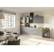 Ljust kök med grå skåp, bänkskiva i trä, matbord och stolar