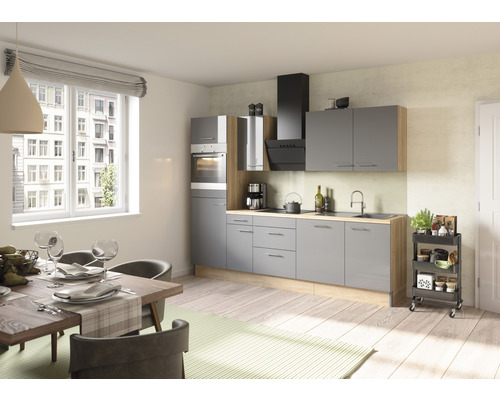 Ljust kök med grå skåp, bänkskiva i trä, matbord och stolar