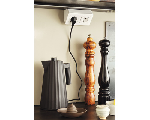 Köksscen med infällt uttagsblock, vattenkokare och kryddkvarnar