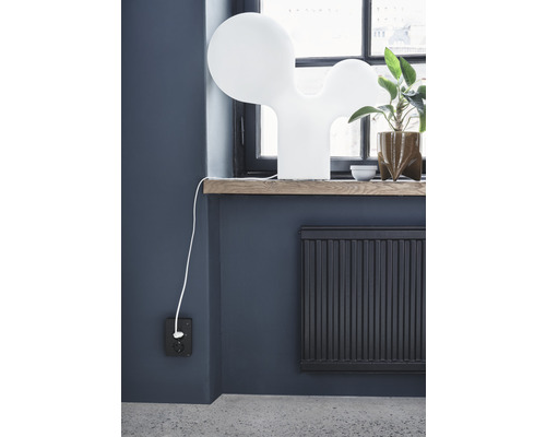 Rumsöversikt med fönsterbräda, bordslampa och element