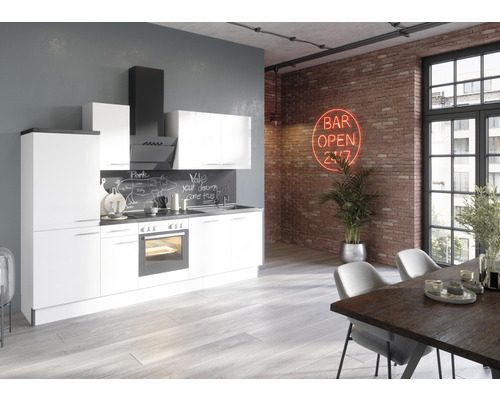 Ljust kök med vita skåp, mörk bänkskiva och matplats