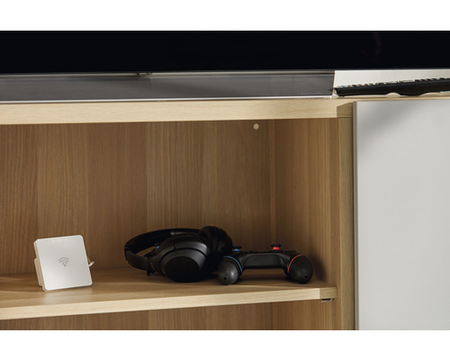 Wifi-förstärkare, hörlurar och spelkontroll i en trähylla