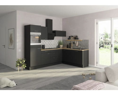 Modernt kök med köksskåp, fläkt och hyllor