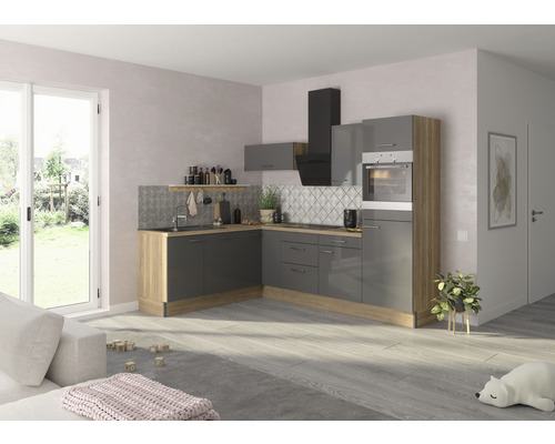 Modernt kök med grå skåp och träbänkskivor