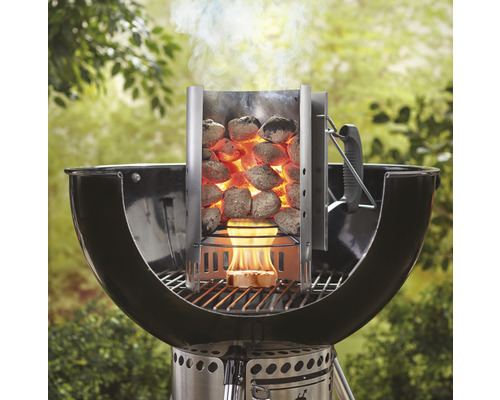 Tändrör med glödande grillbriketter på en kolgrill