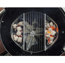 Grill med kolkorgar och glödande grillbriketter under ett grillgaller