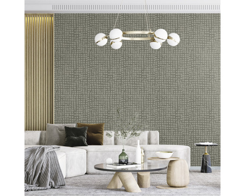 Vardagsrum med soffa, bord och mönstrad tapet