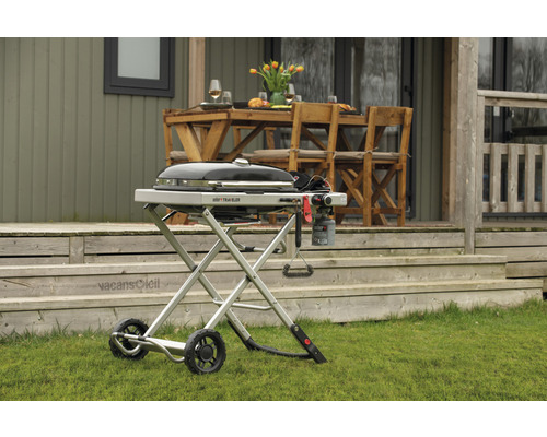 Weber Traveler gasolgrill utomhus med bord och stolar
