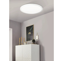 Ljus LED-taklampa i ett modernt vardagsrum.