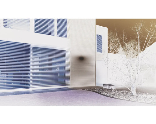 Husfasad med horisontella persienner för fönster