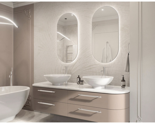 Badrum med tvättställ, handfat och belysta speglar