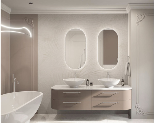 Ljust badrum med dubbla handfat, belysta speglar och badkar