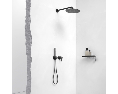 Badrum med takdusch, handdusch och hylla