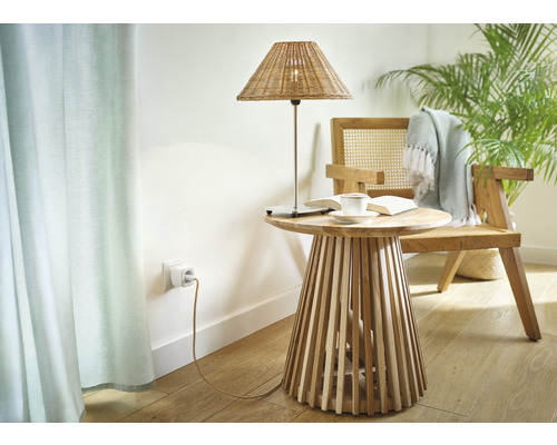 Vardagsrum med sidobord i trä, lampa och stol