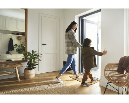 Hall med dörr, spegel och bänk