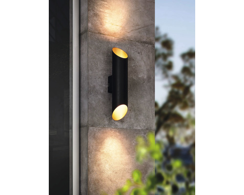 Svart utomhusvägglampa med två ljuskällor.