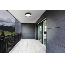 Balkong med klinkergolv, väggbeklädnad och taklampa