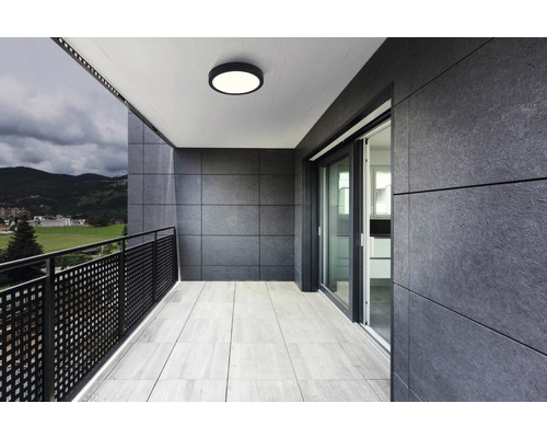 Balkong med klinkergolv, väggbeklädnad och taklampa