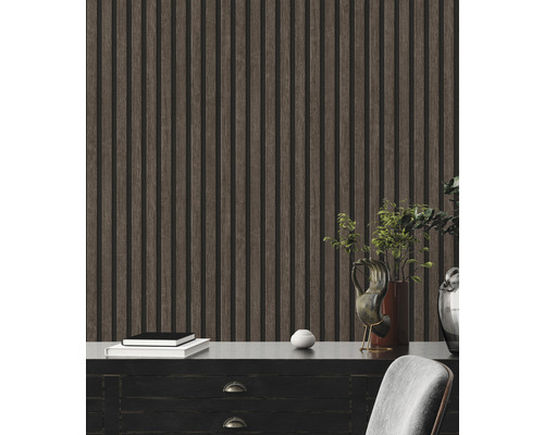 Dekorativ vägg med träpaneler och möbler inomhus