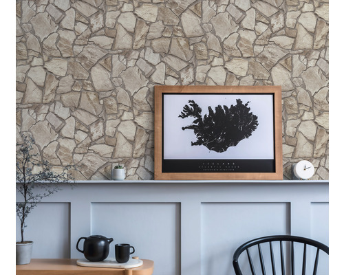 Interiör med tapet i stenlook och dekorativa föremål på en spiskonsol